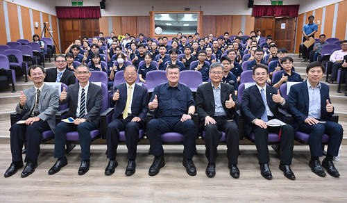 Group photo of symposium participants.