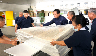 CPU Student Corps officers and CPU-Tzu Chi team packing mattresses