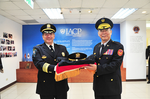 The CPU vice president Chuang, Te-sen received and presented gifts to President Cell in return