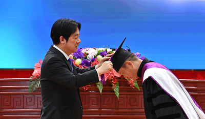 President Lai, Ching-te confers degrees upon the graduates