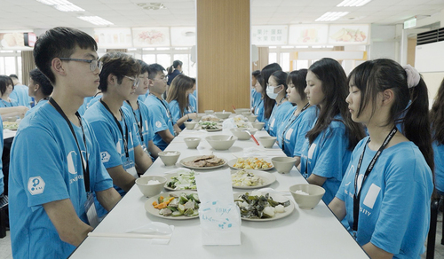 Dining etiquette and life education