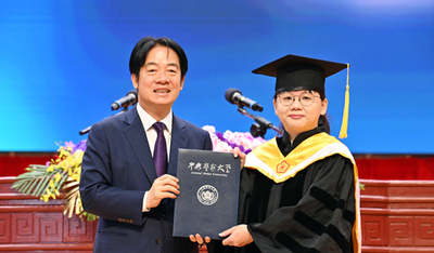 President Lai Ching-te presented diplomas to the graduates
