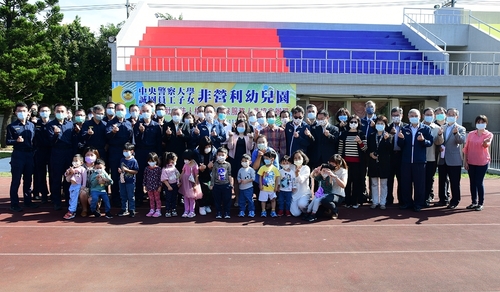 CPU faculty took a group photo with the teachers and students of the preschool(Open new window/jpg file)