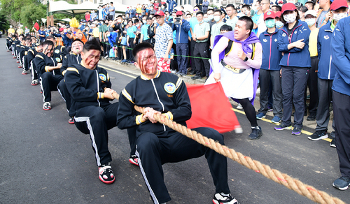 Footage of tug of war competition.(Open new window/jpg file)