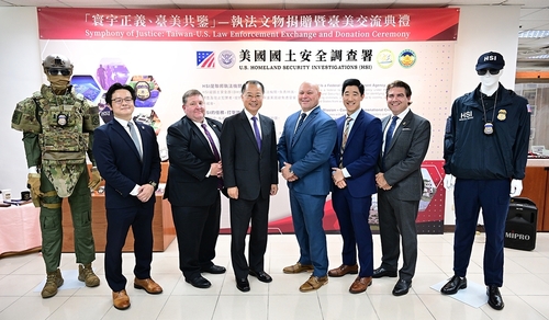 CPU President and guests from the AIT U.S. Homeland Security Investigations (HSI) attend the Taiwan-U.S. exchange ceremony together.